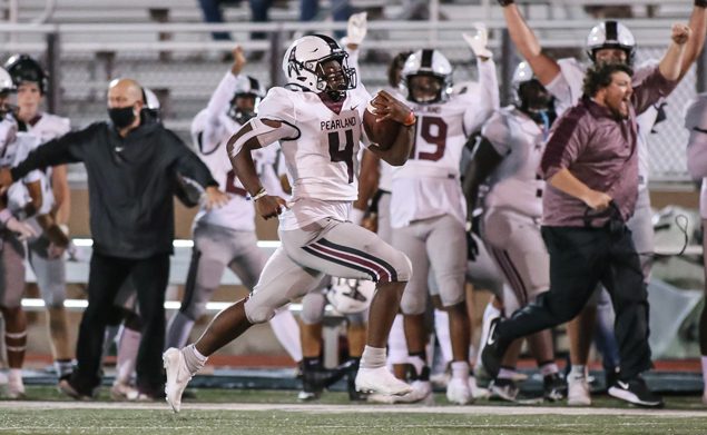 GAME CLINCHING TOUCHDOWN - Pearland senior running back Darius Hale (4) got loose on a 68-yard scoring jaunt in the waning moments of the game against Strake Jesuit to seal the 17-7 district win. The Oilers were leading 10-7 late in the game when Hale stunned the crowd with the long run. Pearland (3-0) will host cross-town cousin Dawson (3-0) in the annual Bayway Chevrolet PearBowl at The Rig on Friday, October 16 at 7:00 p.m. (Photo by Lloyd Hendricks)