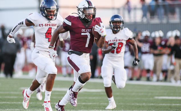 TURNING ON THE JETS - New move-in, junior RB Brandon Campbell, a four-star recruit, scored on his first carry as an Oiler. Campbell turned on the jets and burst through a hole for a 55-yard scoring jaunt with 4:28 still left in the first period giving Pearland a 28-0 lead. (Photo by Lloyd Hendricks)