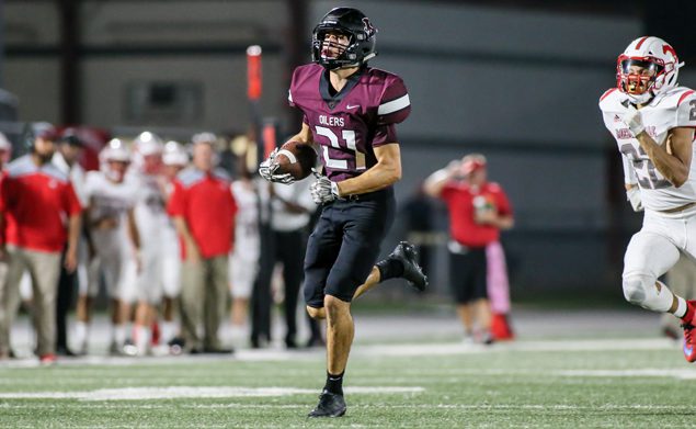 Pearland wide receiver Clayton Broeder (21) grabs a pass from QB J.D. Head and turns it into a 56-yard scoring pass to cut the Memorial lead to 17-14 with 10:05 left in the final quarter. The No. 9 area-ranked Oilers would score the winning TD on a 3-yard run by Austin Landry to pull out a 21-17 non-district win to improve to 2-0 on the season. (Photo by Lloyd Hendricks)